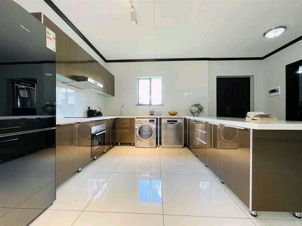 Cluster for rent in Fourways, Sandton, 250 m²