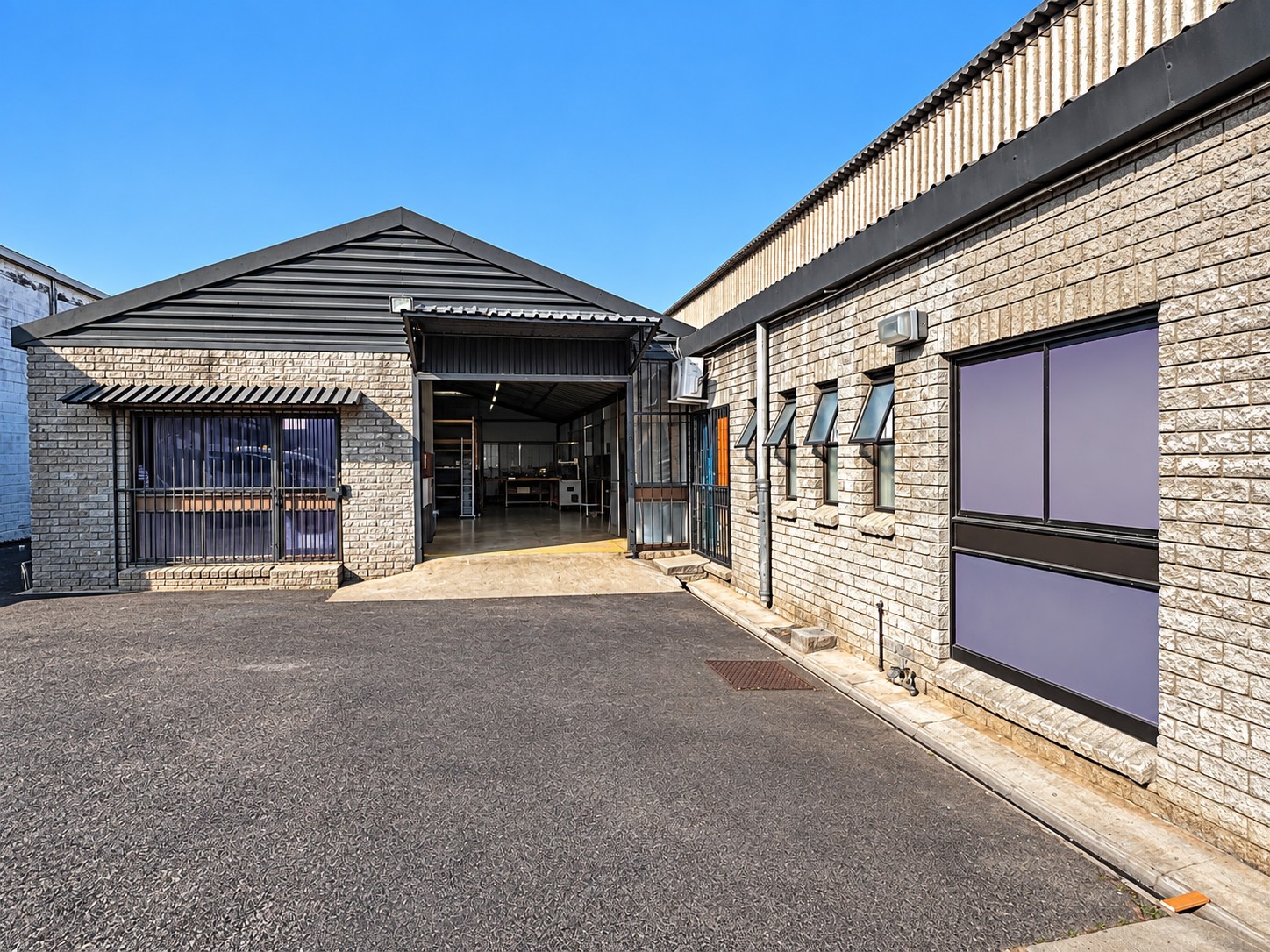 ±885m² INDUSTRIAL PROPERTY TO LET - MONTAGUE GARDENS