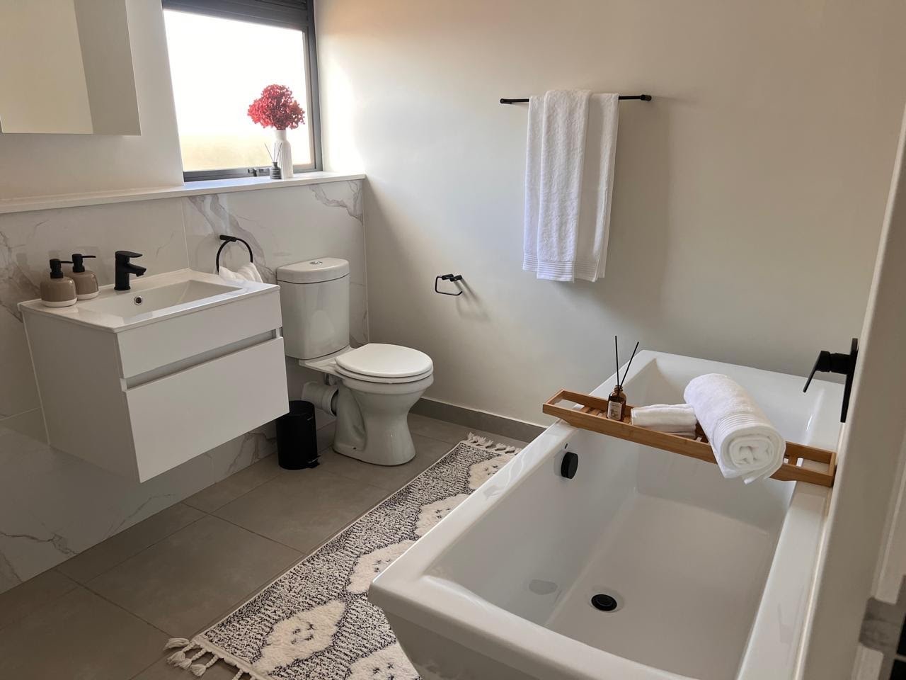 Apartment for rent in Waterfall, Midrand, 110 m²