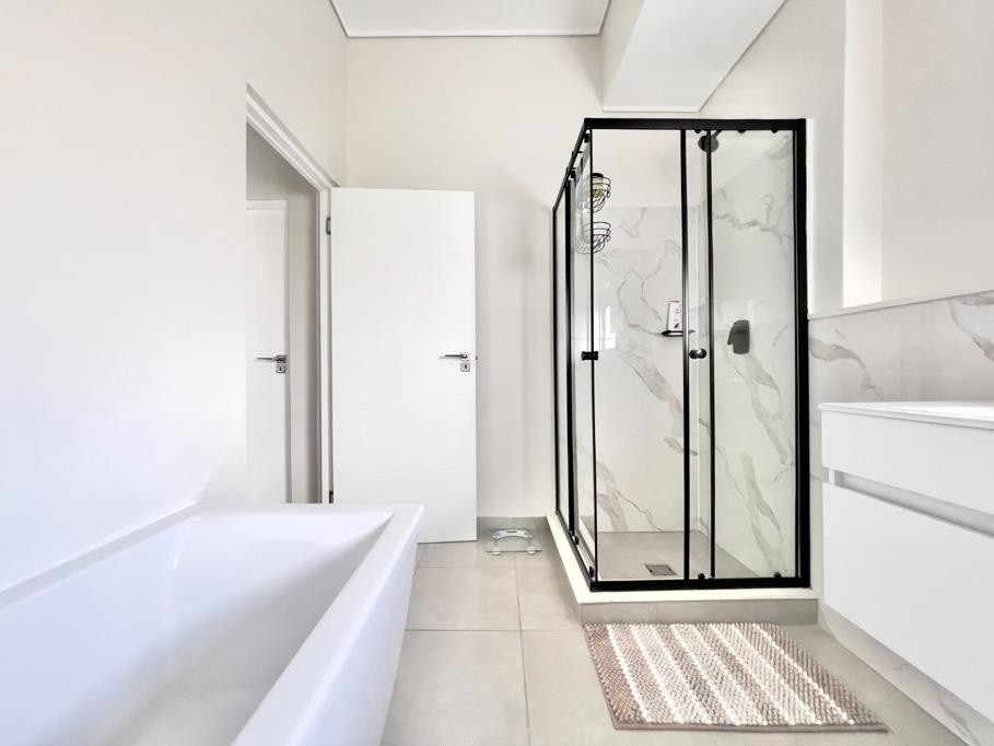 Apartment for rent in Waterfall, Midrand, 110 m²