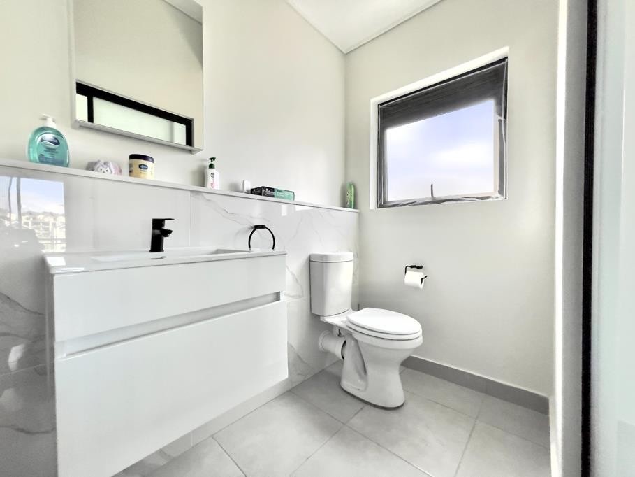 Apartment for rent in Waterfall, Midrand, 110 m²
