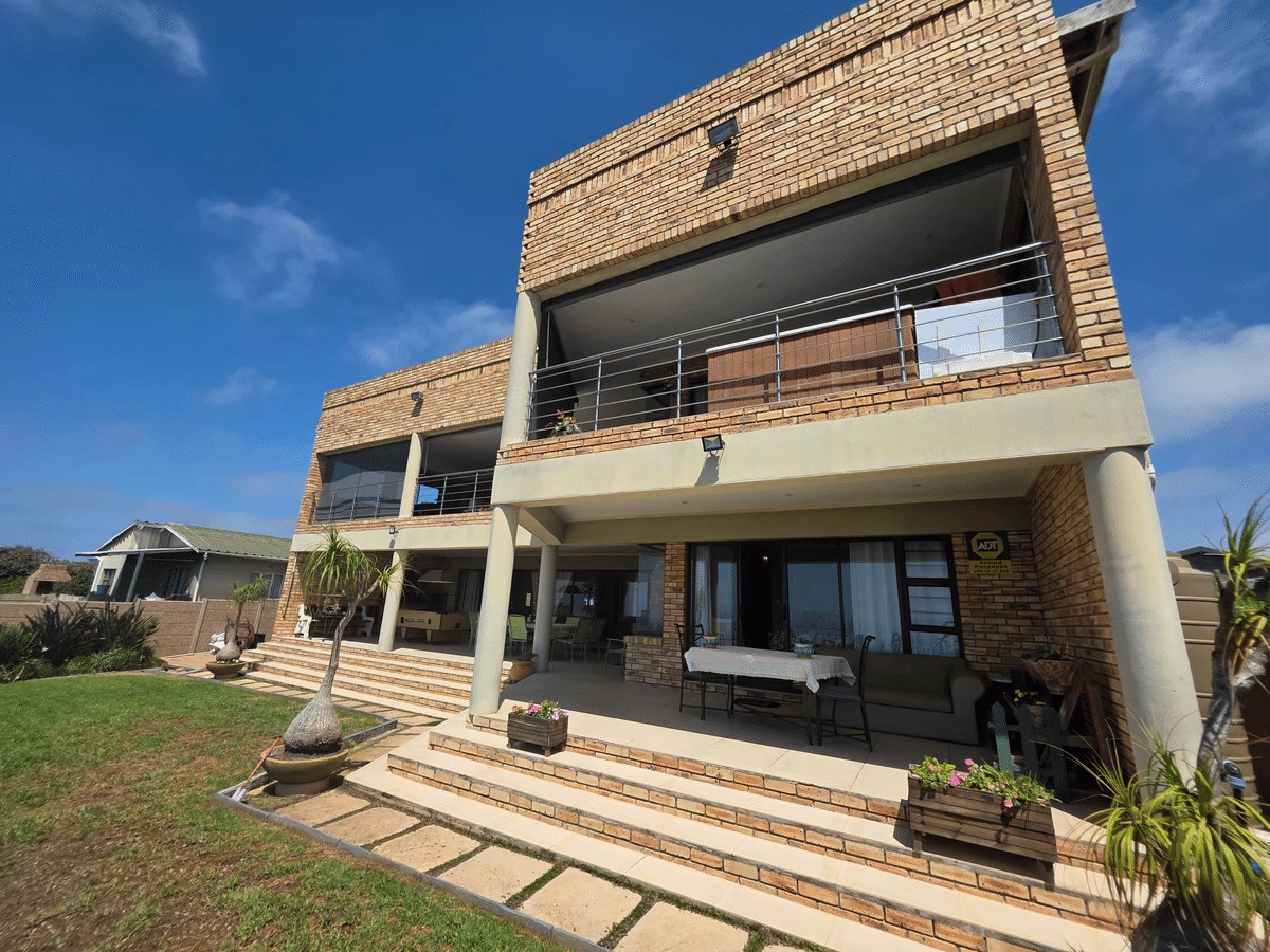 House for sale in Da Nova, Mossel Bay, 465 m²