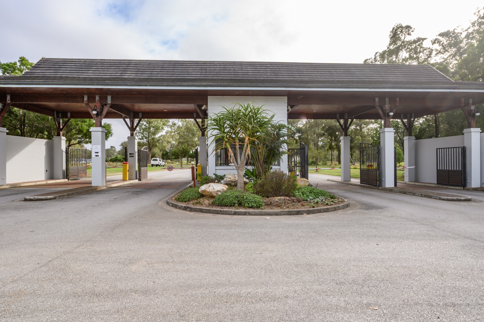 EXCLUSIVE POSITION IN A SECURE GOLF ESTATE--LUXURY LIVING JUST OUTSIDE PORT ELIZABETH