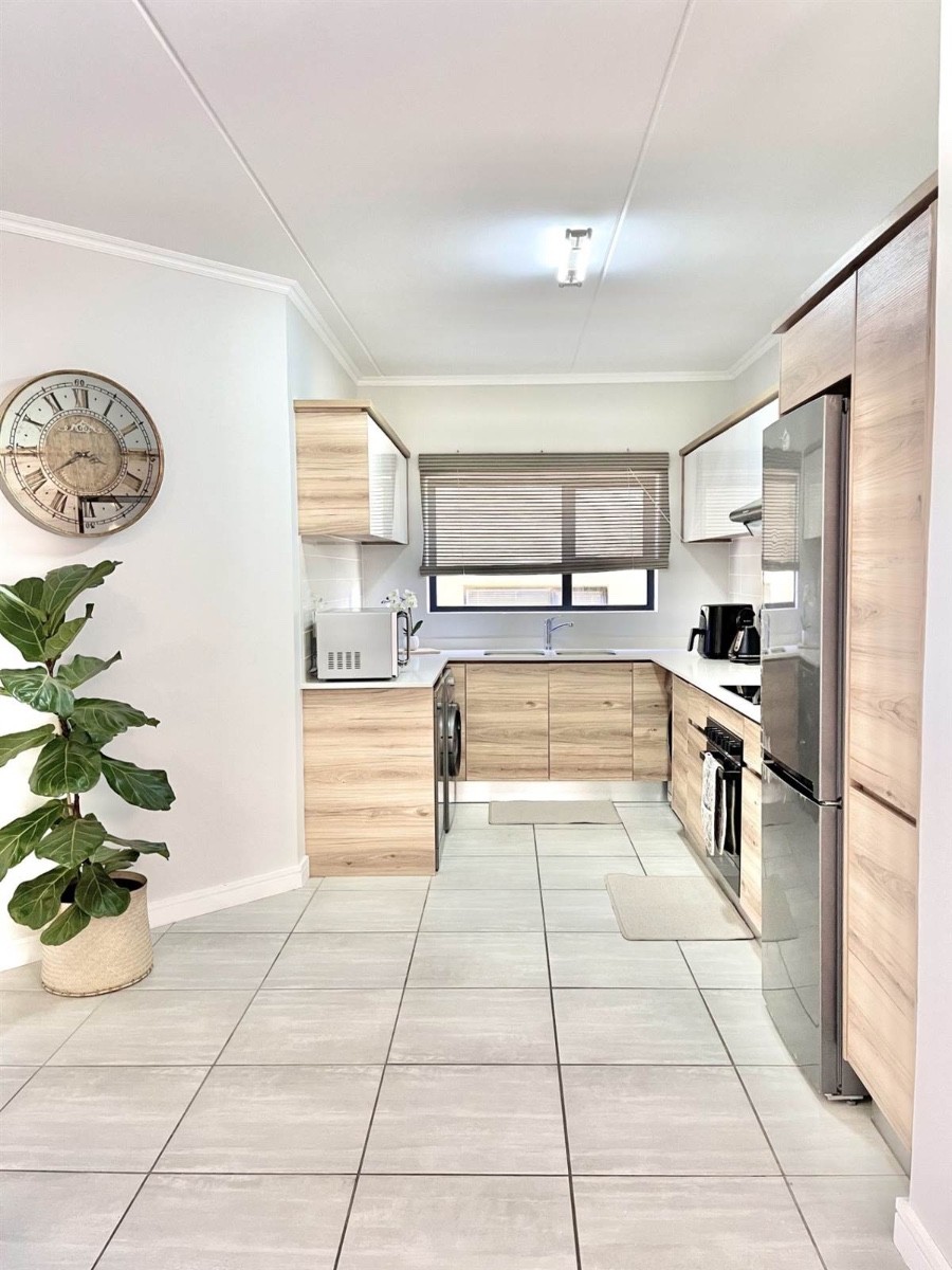 Apartment for rent in Waterfall, Midrand, 110 m²