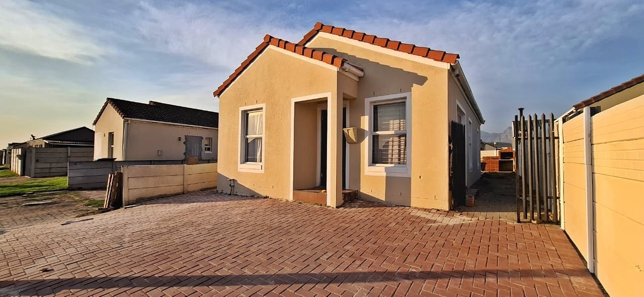 3 BEDROOM , WITH 2 BATHROOMS