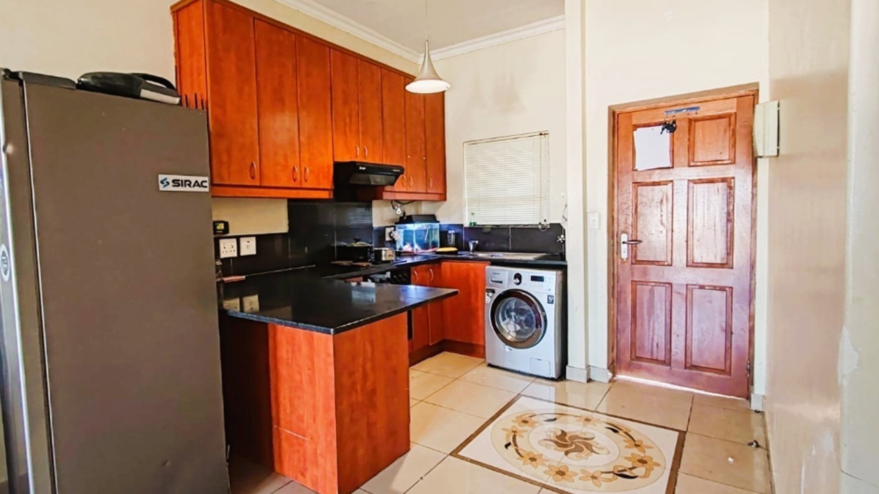 Apartment for sale in Burgundy Estate, Milnerton, 65 m²