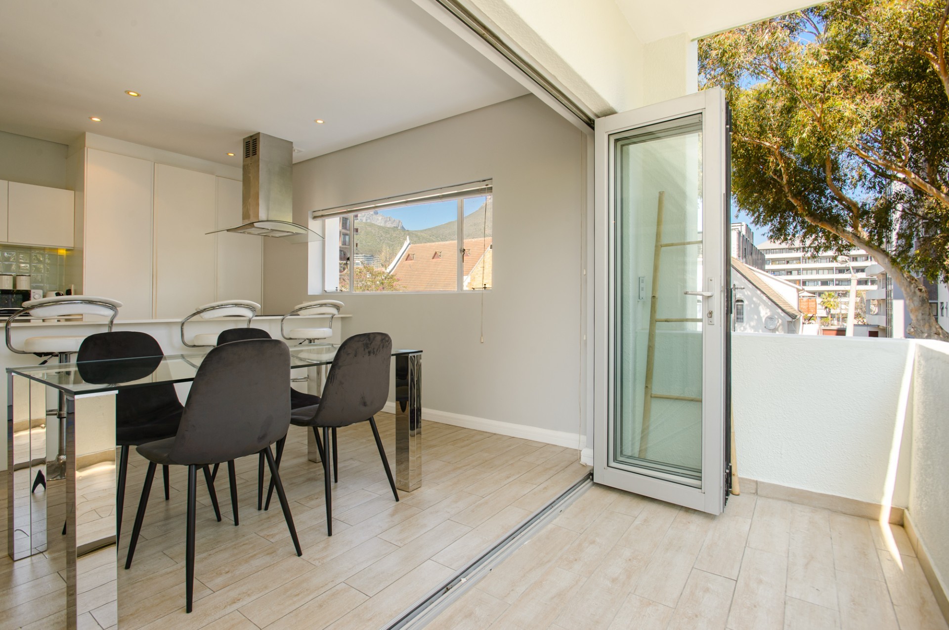 Apartment for sale in Sea Point, Cape Town, 86 m²