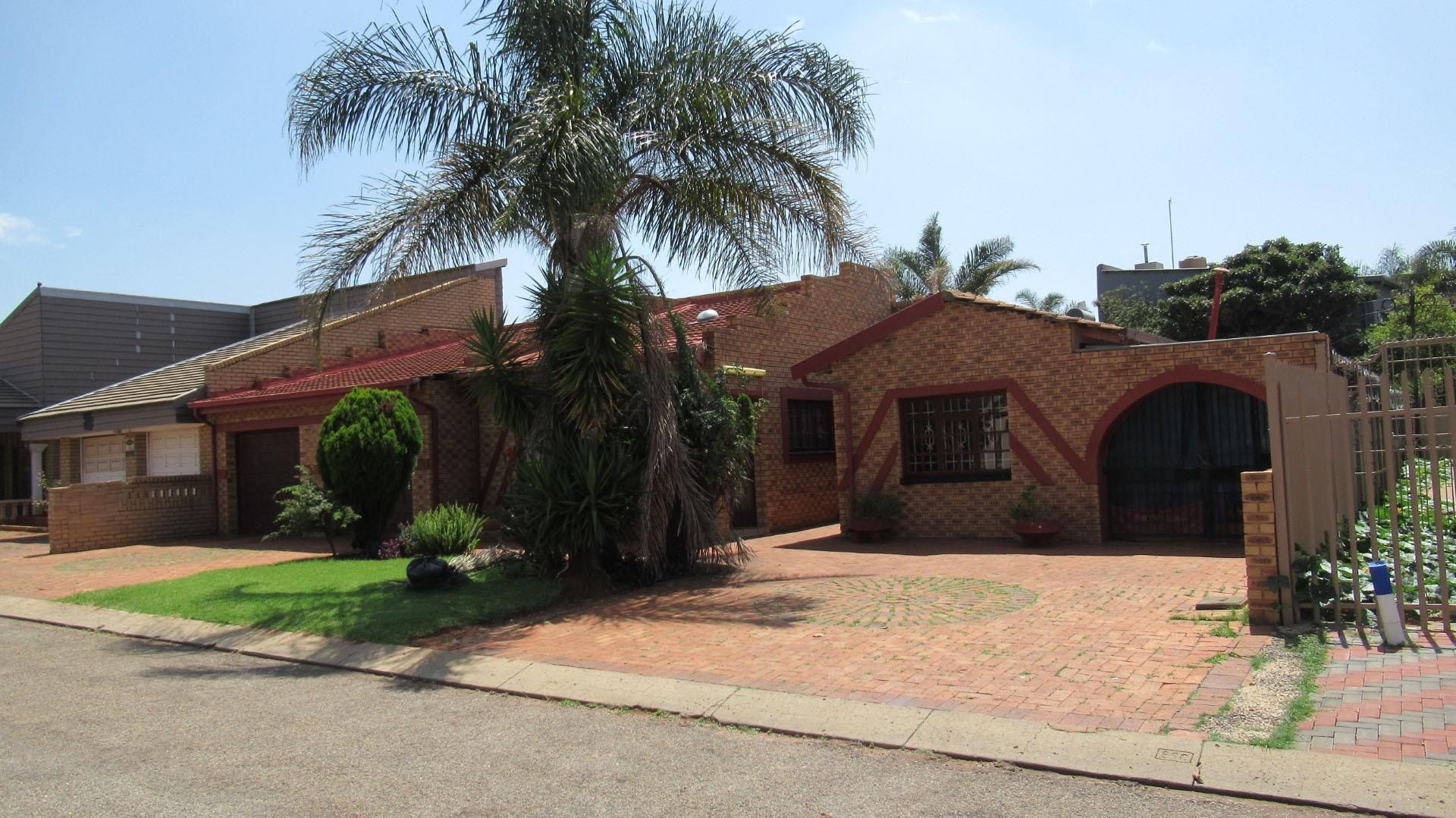 House for sale in Lenasia South, Johannesburg, 100 m²