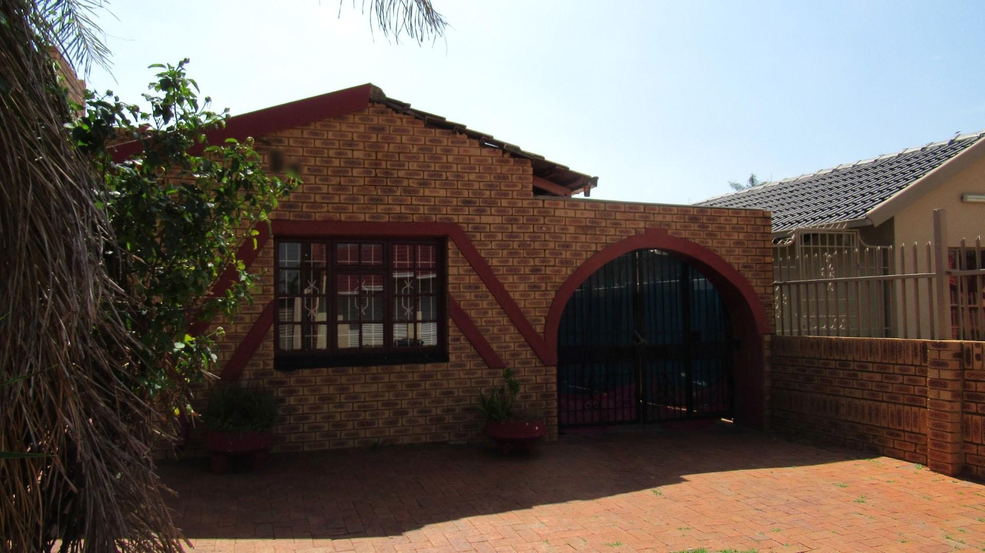 House for sale in Lenasia South, Johannesburg, 100 m²