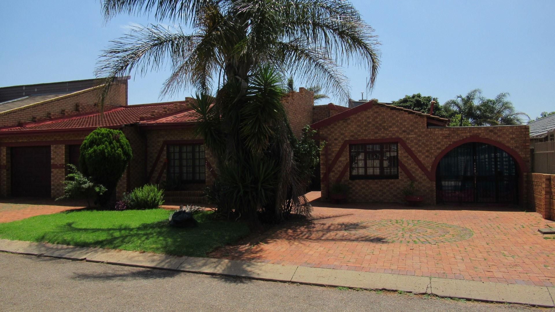 House for sale in Lenasia South, Johannesburg, 100 m²