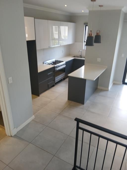Duplex for rent in Bryanston, Sandton, 118 m²
