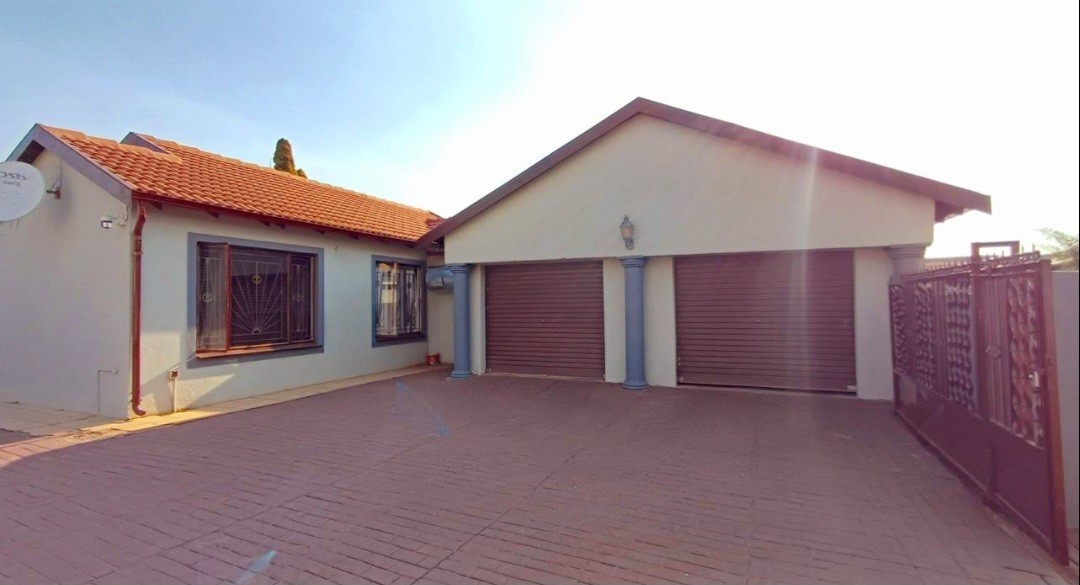 House for sale in The Orchards, Akasia, 300 m²
