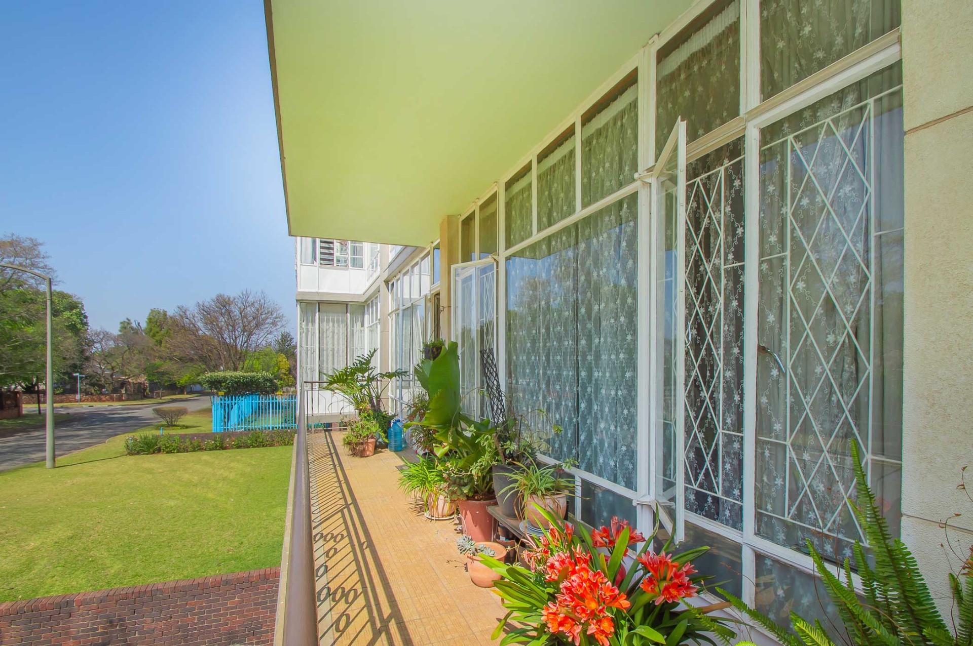 GORGEOUS, SUNNY, SPACIOUS - SECURE APARTMENT LIVING WITHOUT THE RETIREMENT VILLAGE!