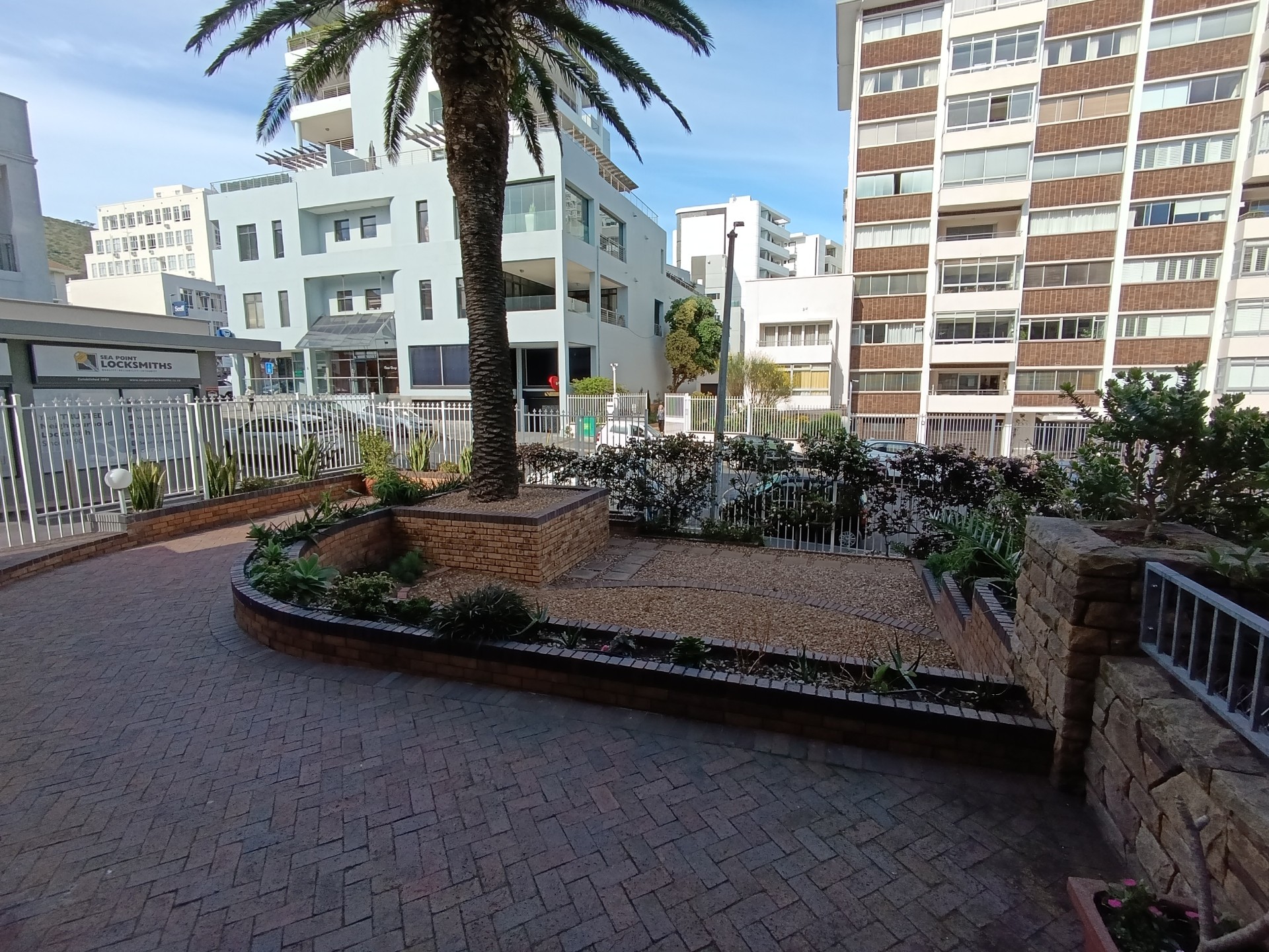 Apartment for sale in Sea Point, Cape Town, 68 m²
