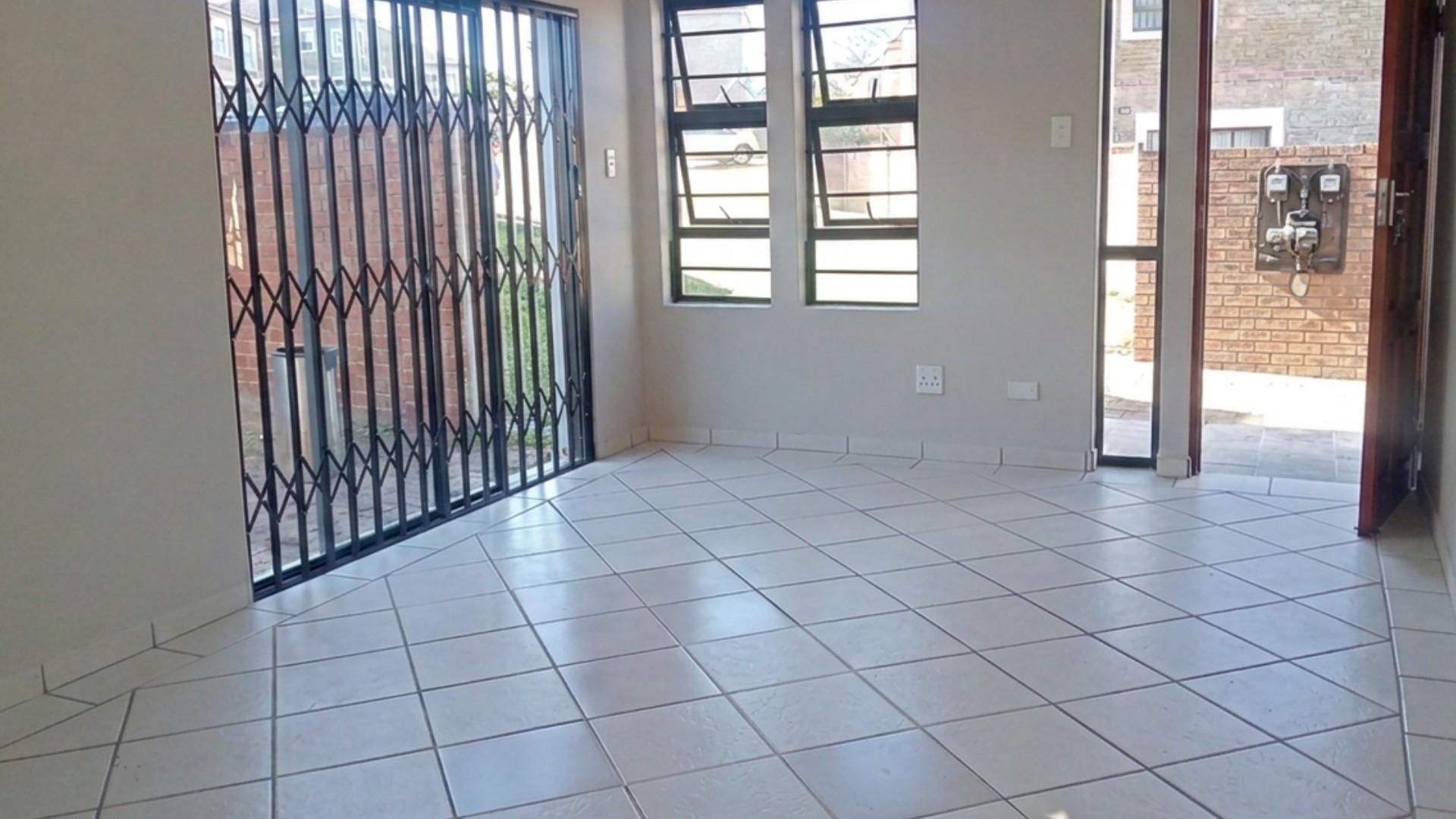 Townhouse for rent in Abbotsford, East London, 210 m²