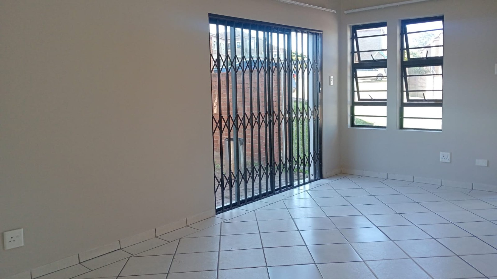 Townhouse for rent in Abbotsford, East London, 210 m²