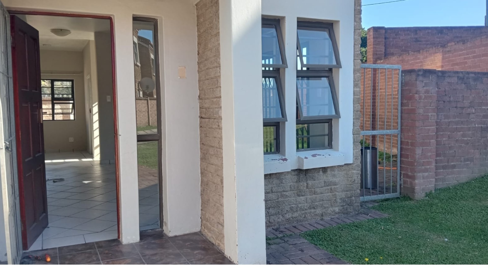 Townhouse for rent in Abbotsford, East London, 210 m²