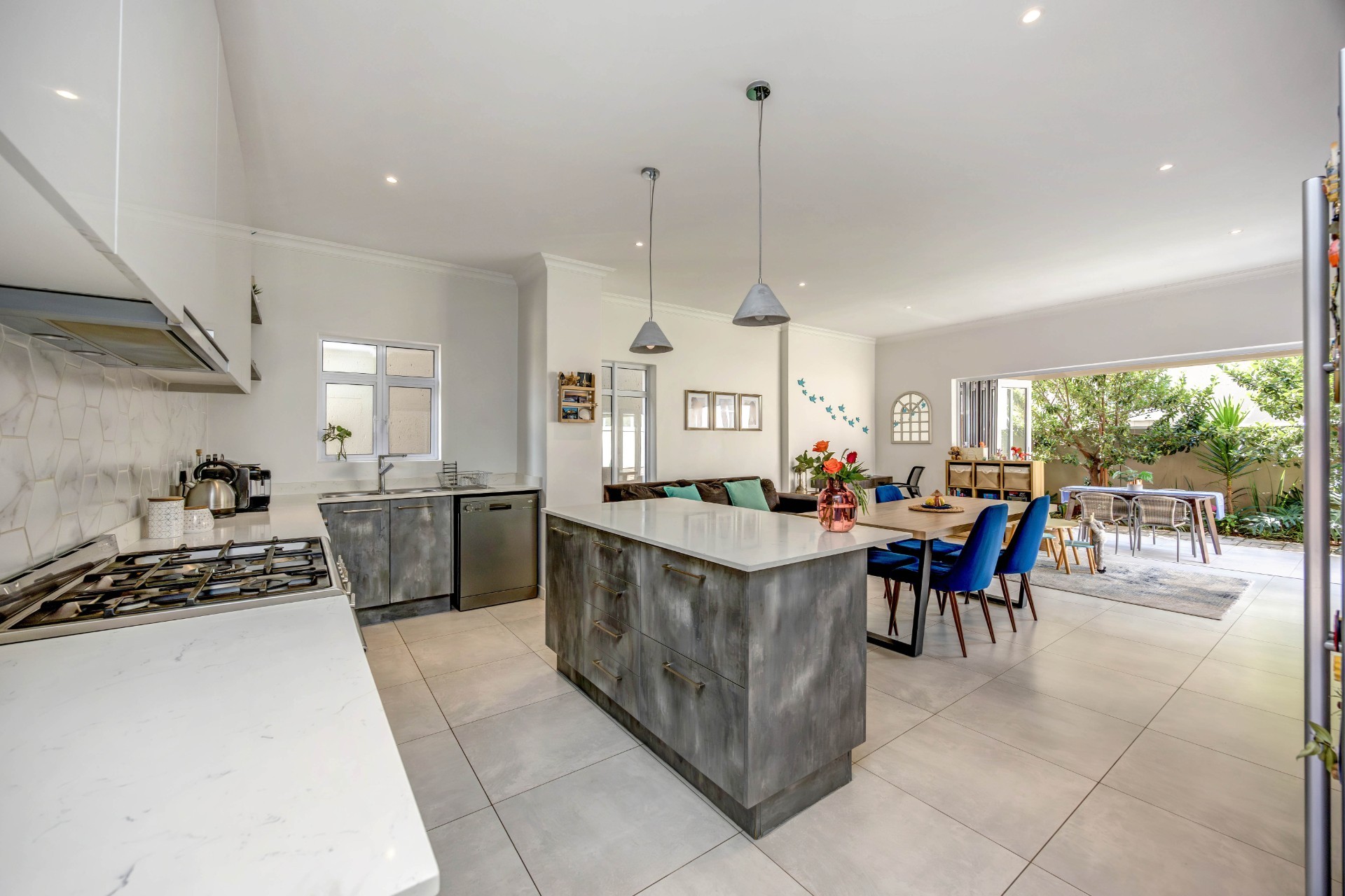 Townhouse for rent in Douglasdale, Sandton, 182 m²