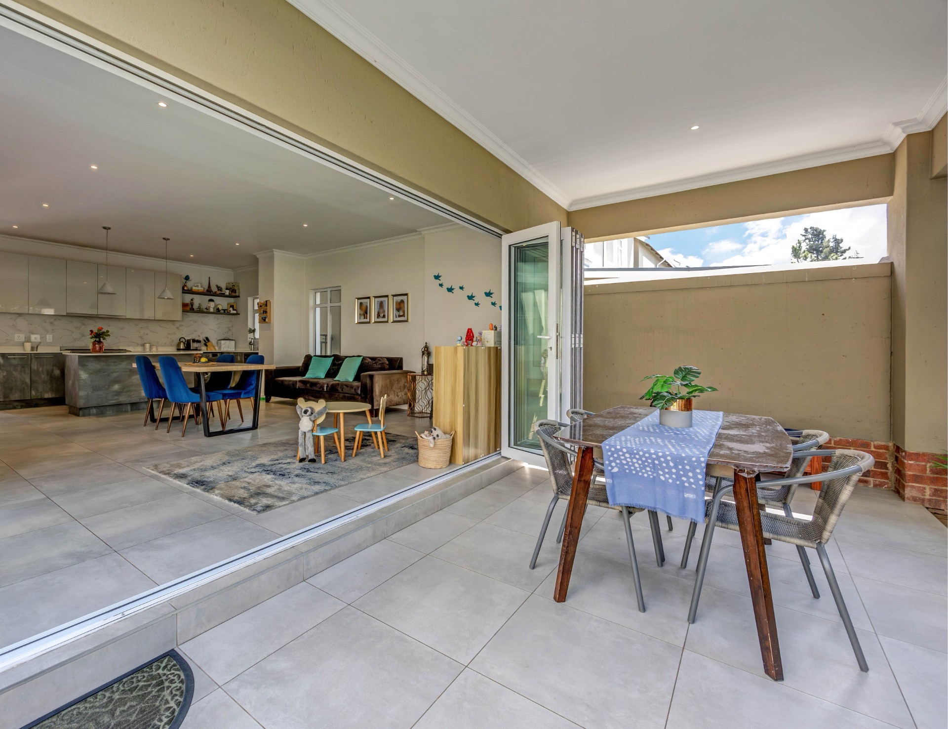 Townhouse for rent in Douglasdale, Sandton, 182 m²