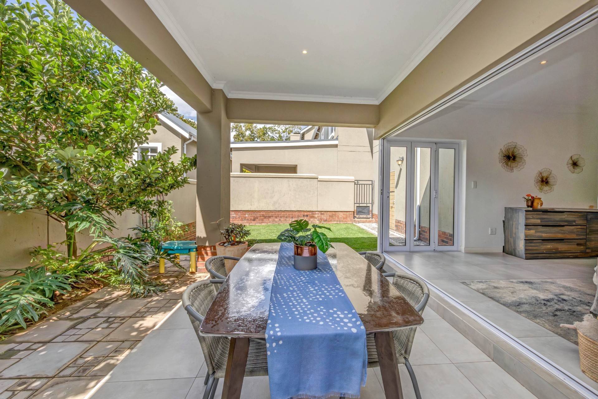 Townhouse for rent in Douglasdale, Sandton, 182 m²