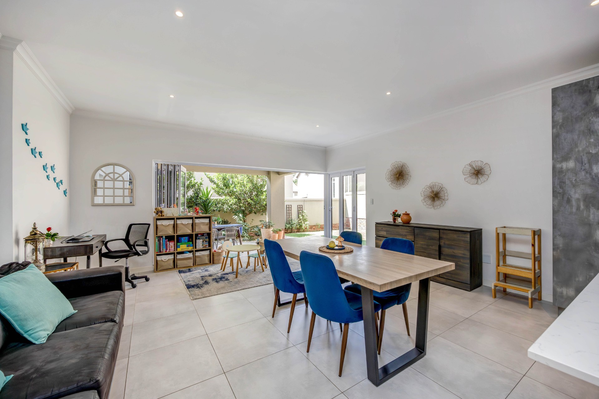 Townhouse for rent in Douglasdale, Sandton, 182 m²