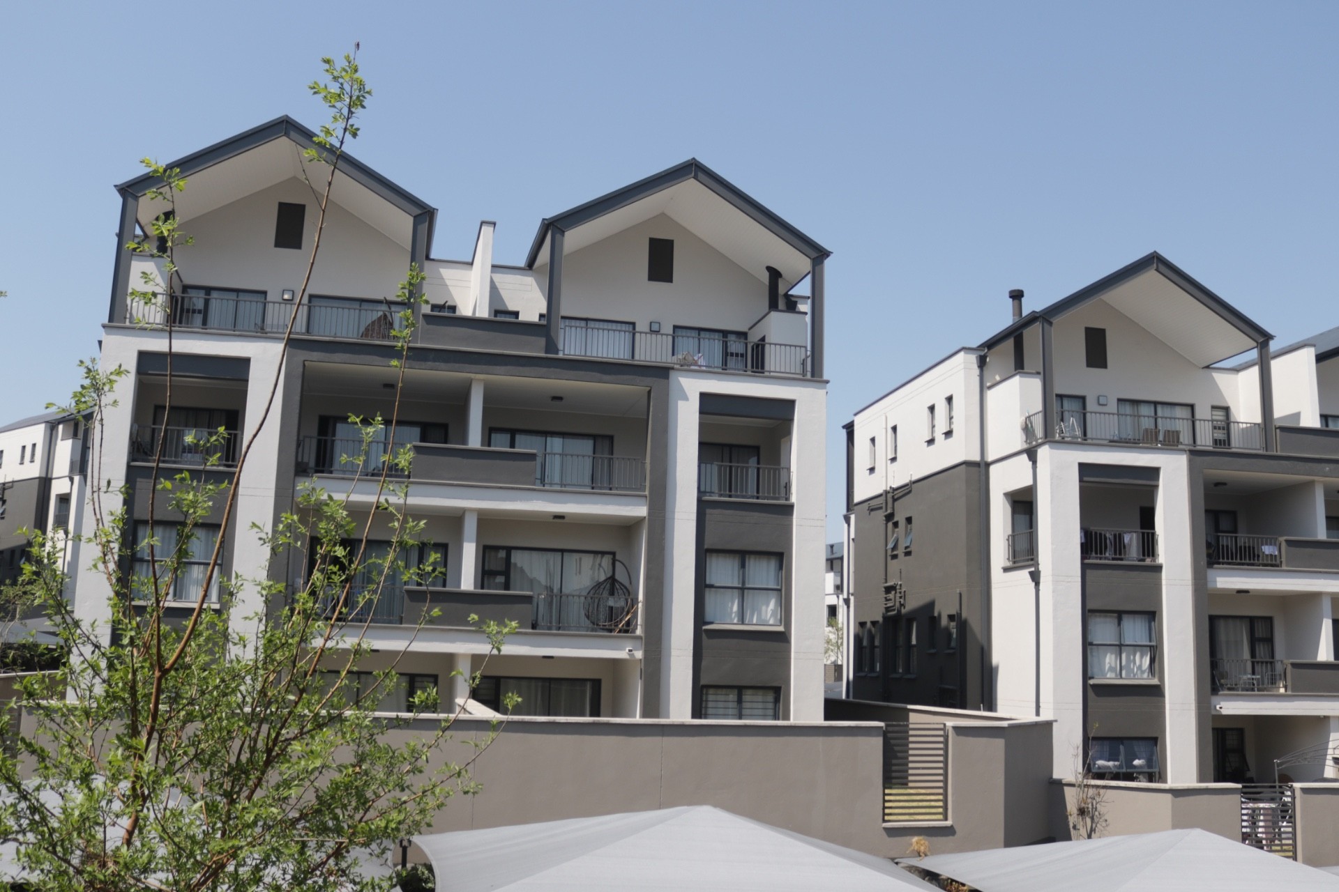 Apartment For Sale in Waterfall, Midrand