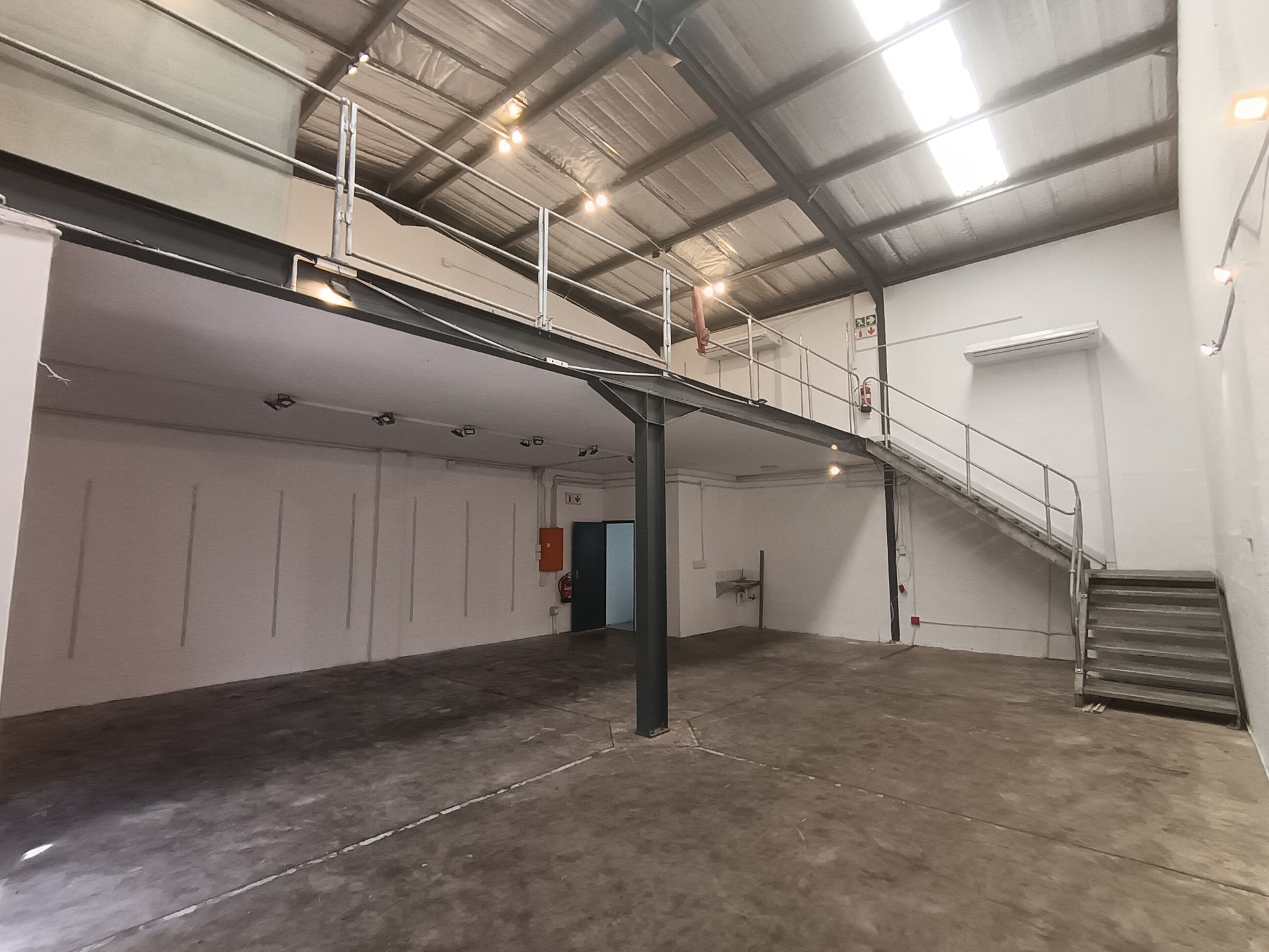 Warehouse for rent in Cornubia, KwaZulu Natal, 180 m²