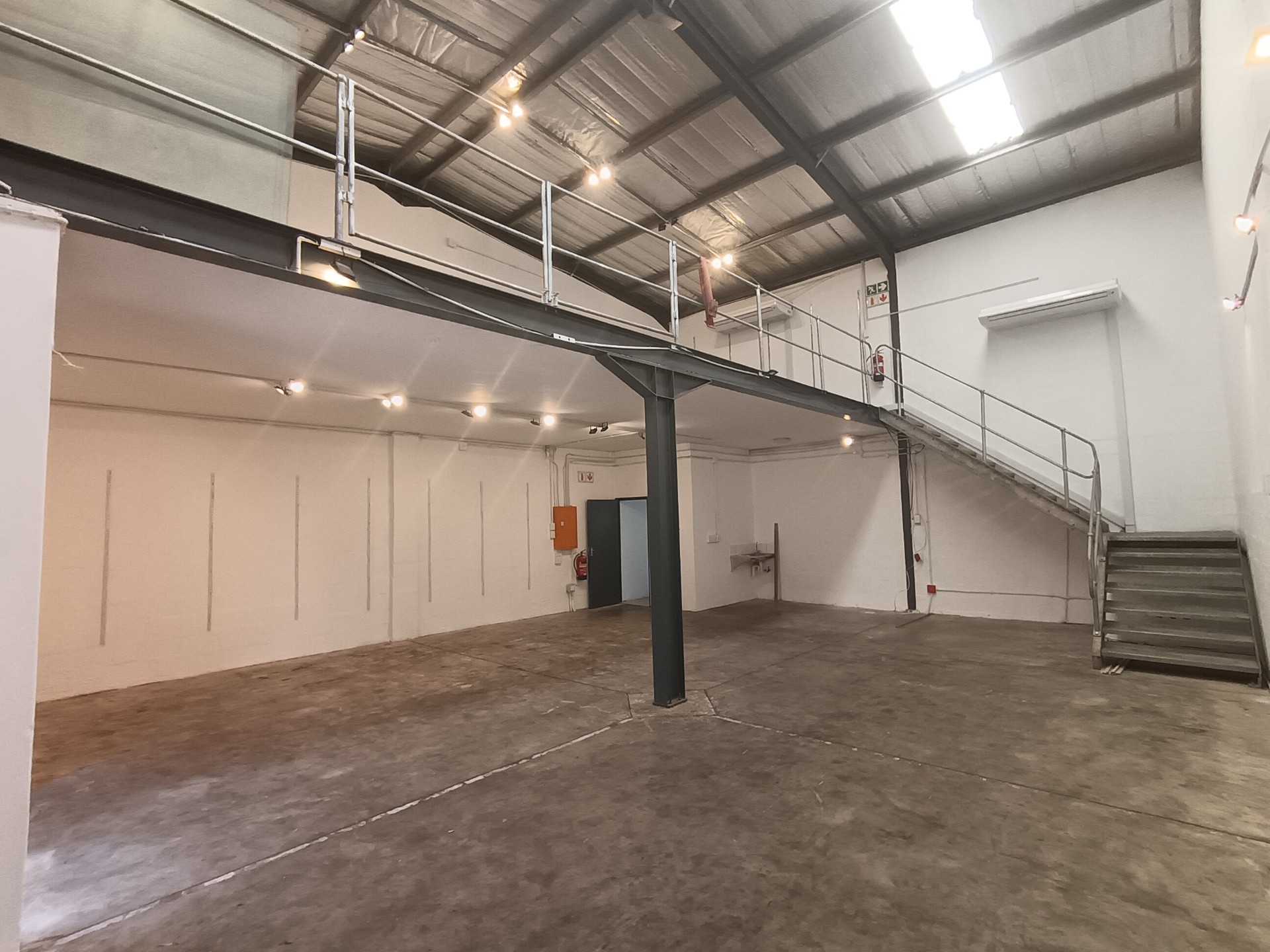 Warehouse for rent in Cornubia, KwaZulu Natal, 180 m²