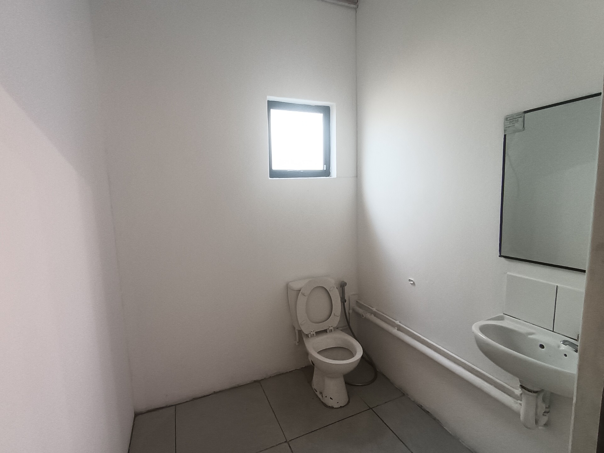 Warehouse for rent in Cornubia, KwaZulu Natal, 180 m²