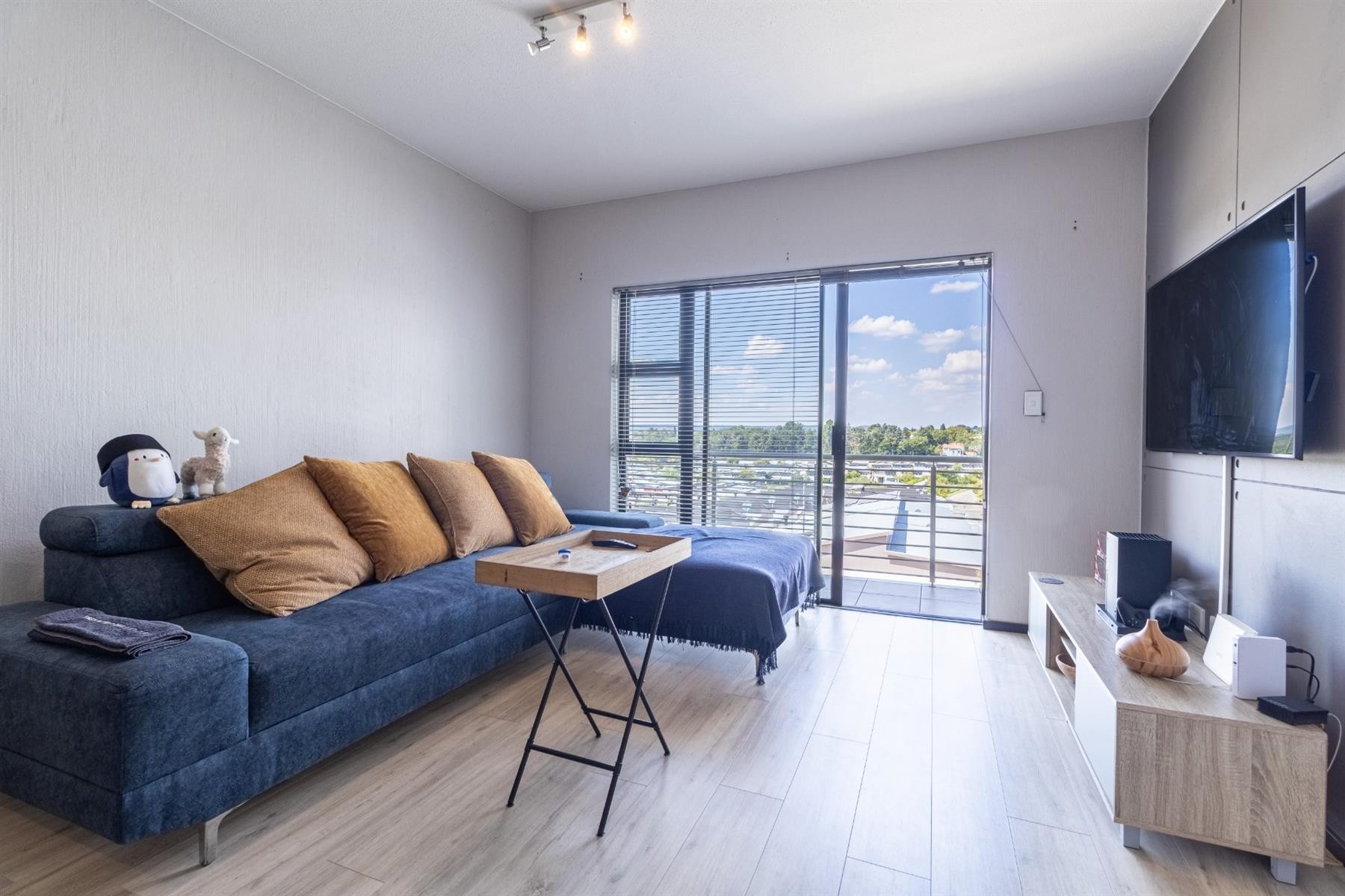 Apartment for sale in Broadacres, Sandton, 63 m²