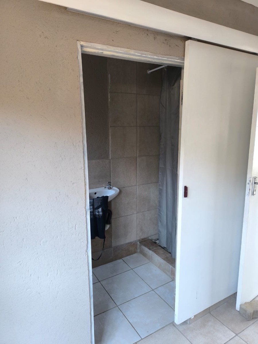 Room for rent in Kanyamazane, Nsikazi, 44 Ntokozweni ZCC Side (4th floor), Ntokozweni, 23 Ntokozweni ZCC SIDE, Kanyamazane, Nsikazi, Mpumalanga