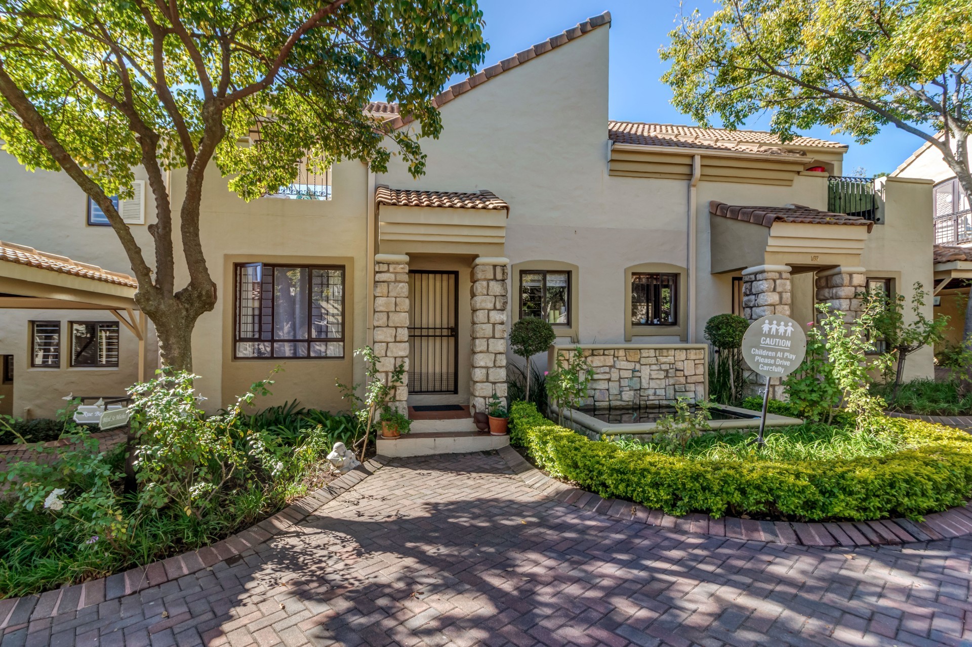 Townhouse for rent in Lonehill, Sandton, 139 m²