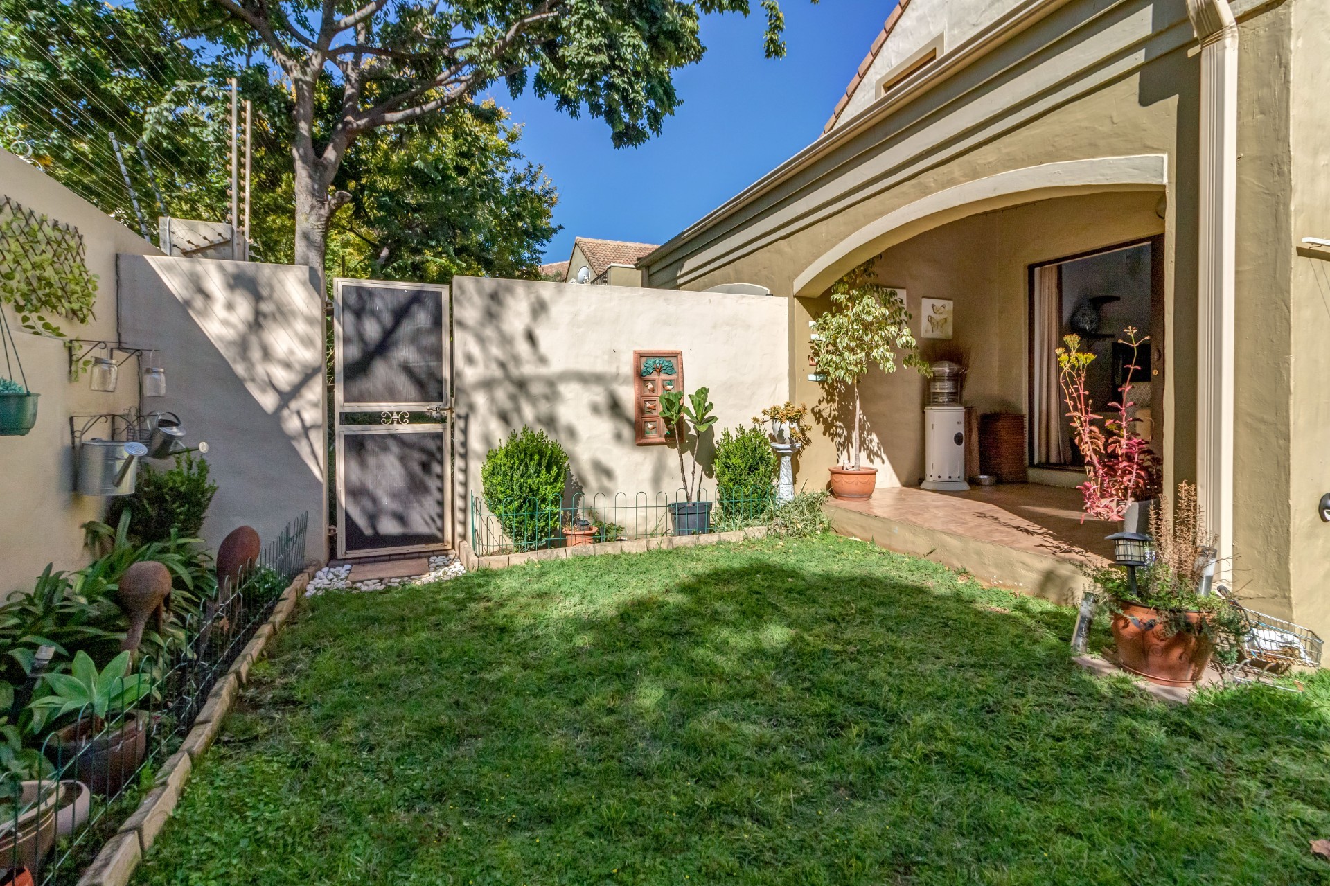Townhouse for rent in Lonehill, Sandton, 139 m²