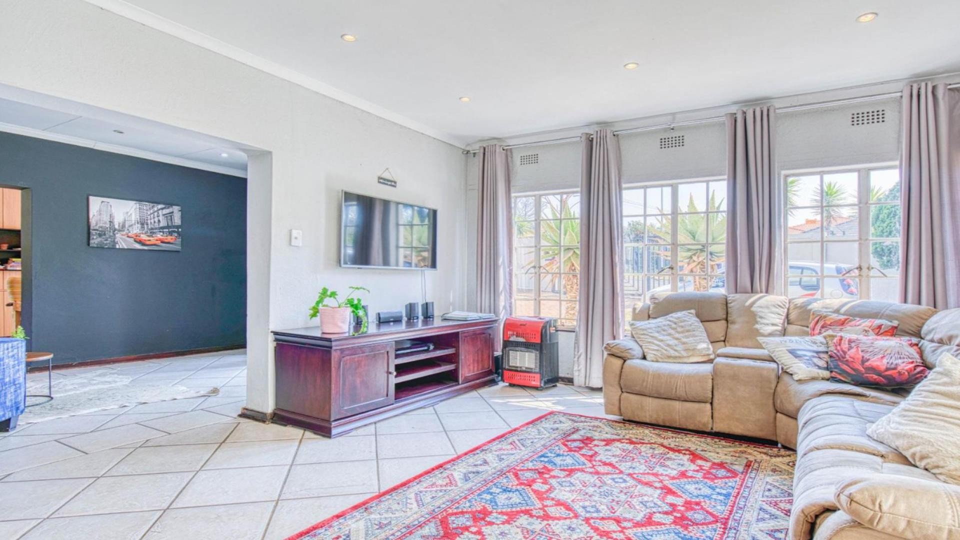 House for sale in Glenanda, Johannesburg, 14 Susan Avenue, Glenanda, Johannesburg, Gauteng, 261 m²