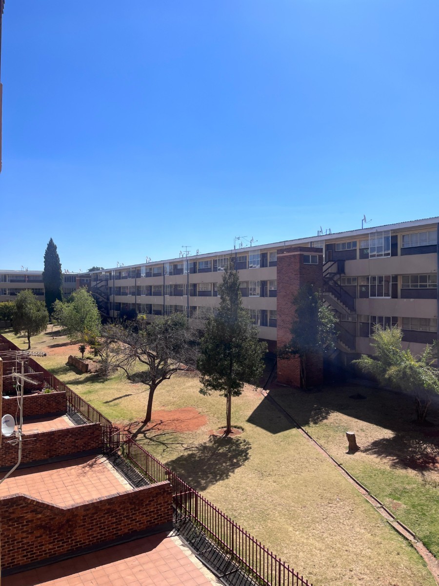 Apartment for sale in Florida, Roodepoort, 92 m²