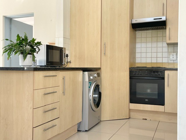Apartment for sale in Parktown North, Johannesburg, 50 m²