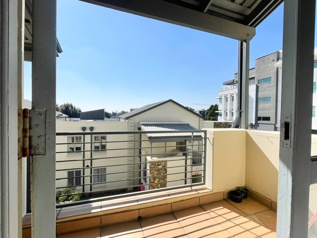 Apartment for sale in Parktown North, Johannesburg, 50 m²