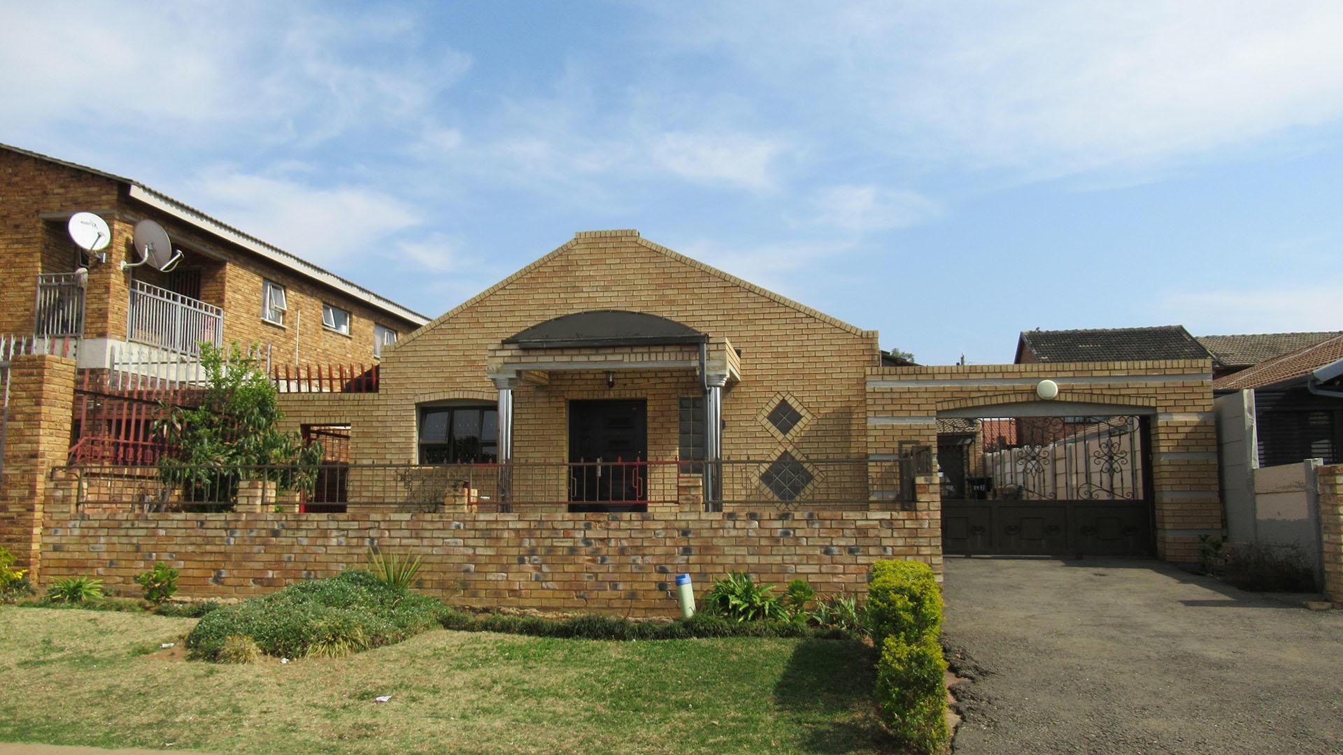 House for sale in Lenasia South, Johannesburg, 202 m²