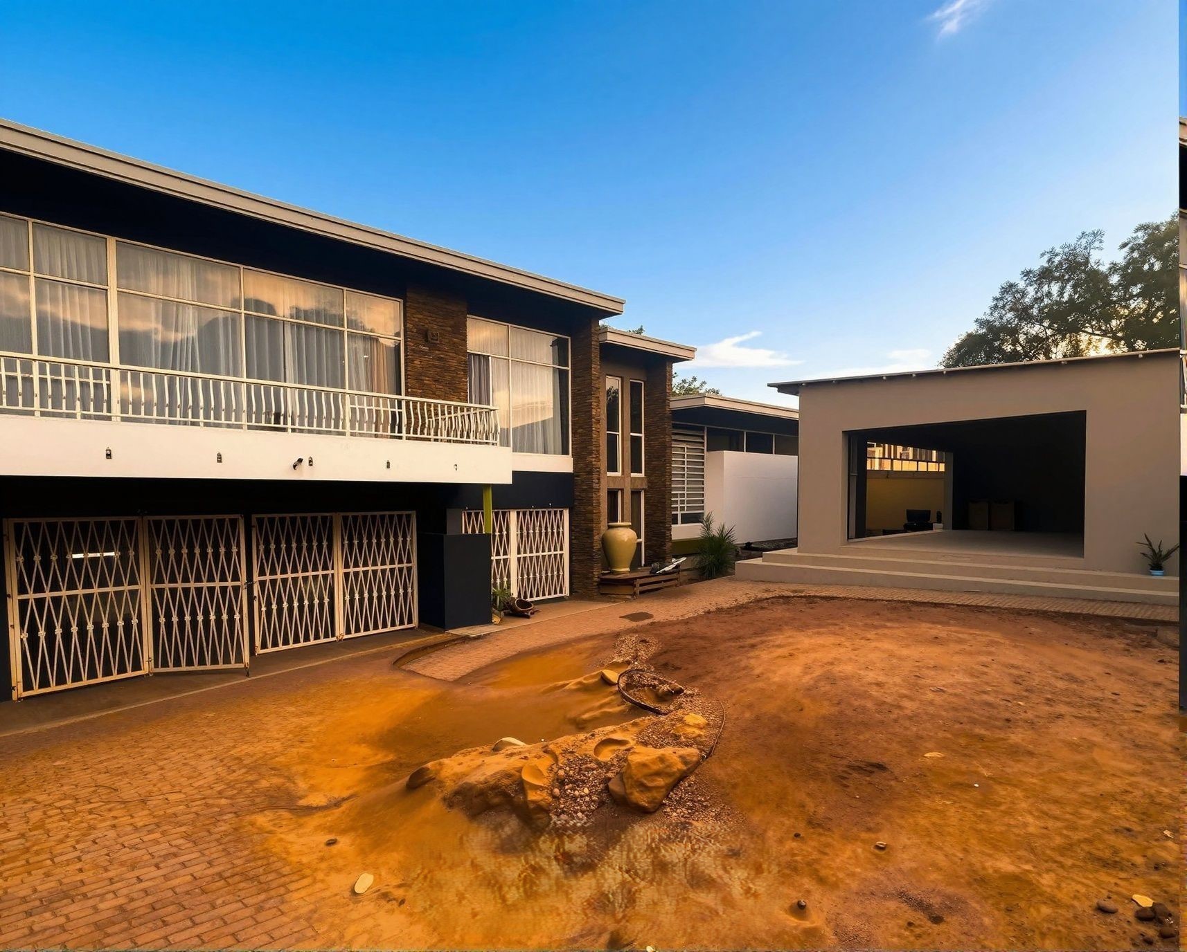 House for sale in Ontdekkerspark, Roodepoort, 336 m²