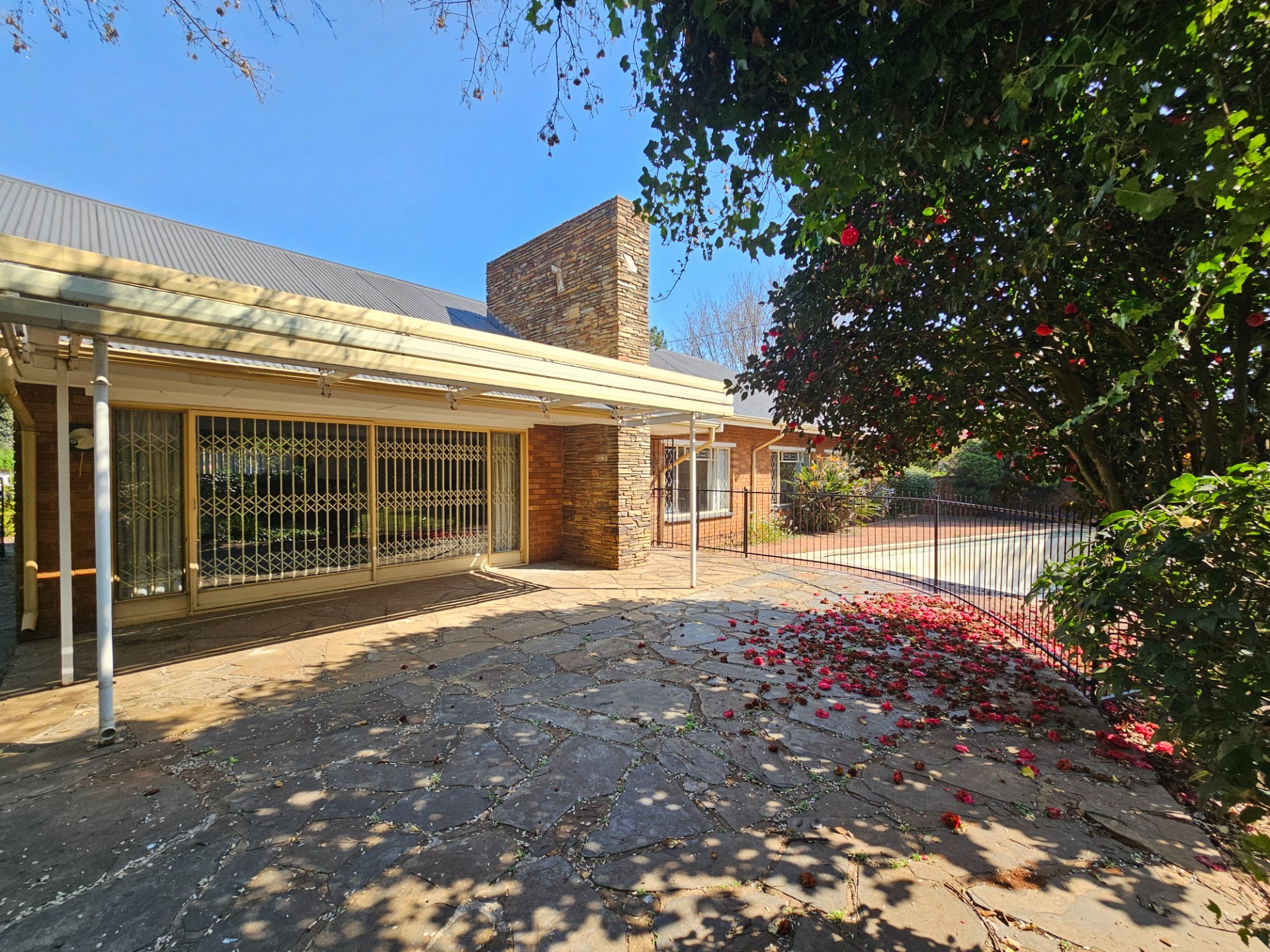 House for sale in Clubview, Centurion, 1903 m²