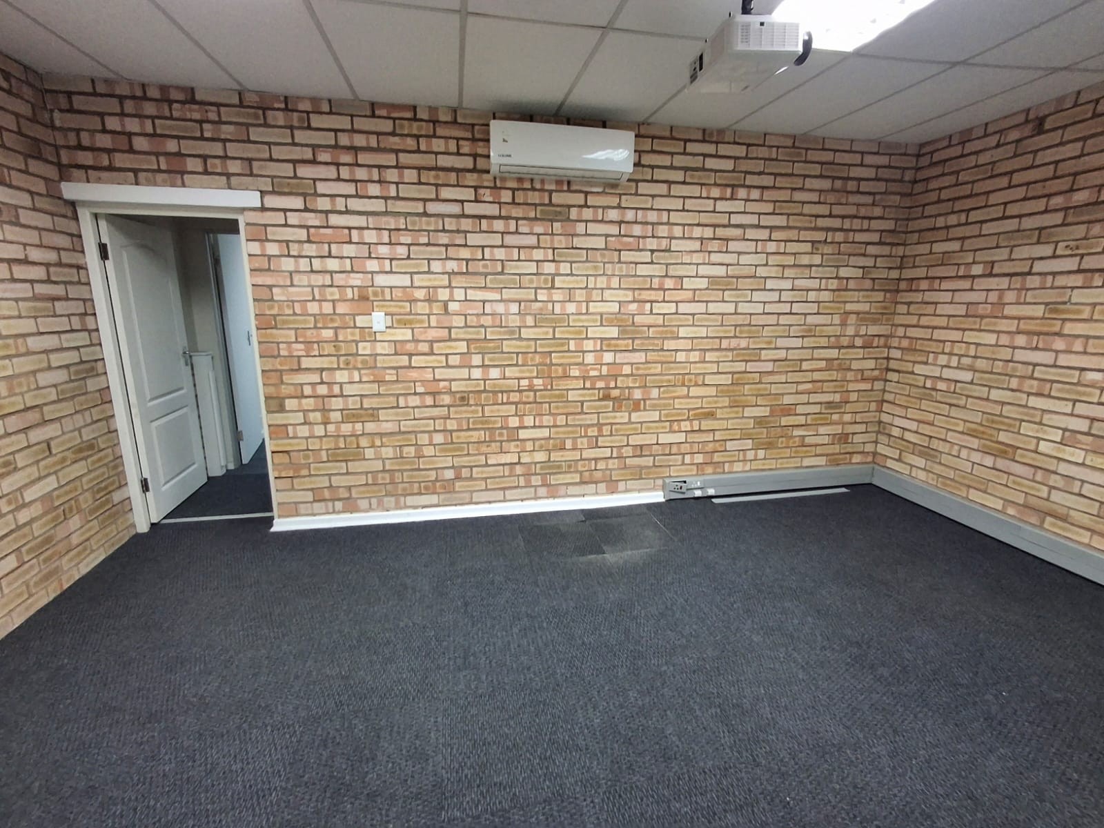 Warehouse for rent in Newton Park, Port Elizabeth, 230 m²