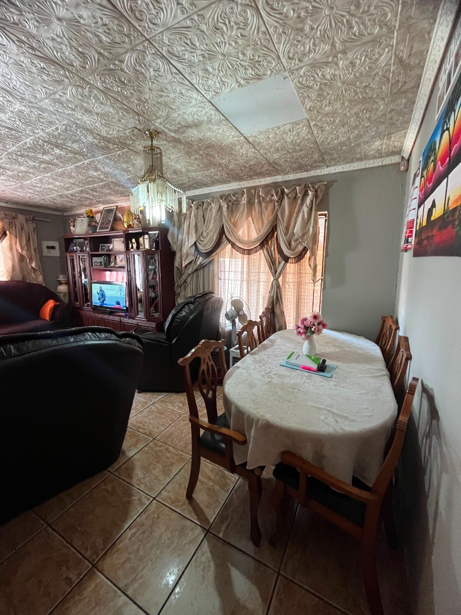 House for sale in Birch Acres, Kempton Park, 279 m²