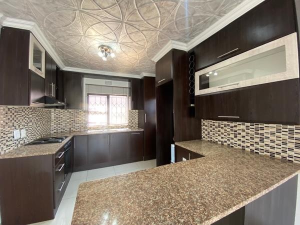 House for sale in Lovu, Kingsburgh, KwaZulu Natal, 468 m²