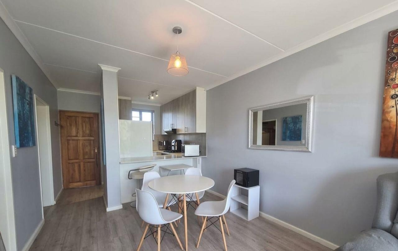 Apartment for sale in Burgundy Estate, Milnerton, 61 m²