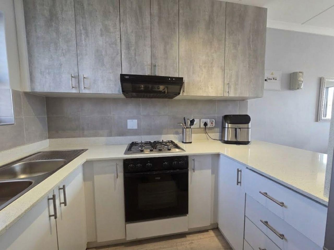 Apartment for sale in Burgundy Estate, Milnerton, 61 m²