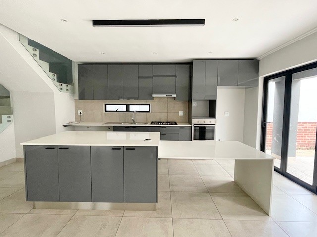 Cluster for rent in Hurlingham, Sandton, 227 m²