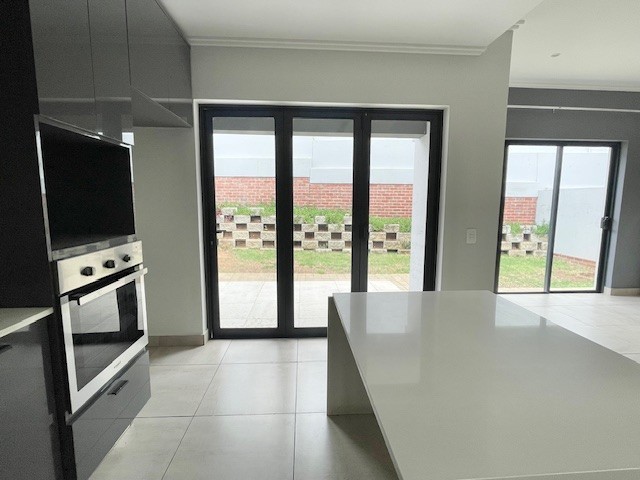 Cluster for rent in Hurlingham, Sandton, 227 m²