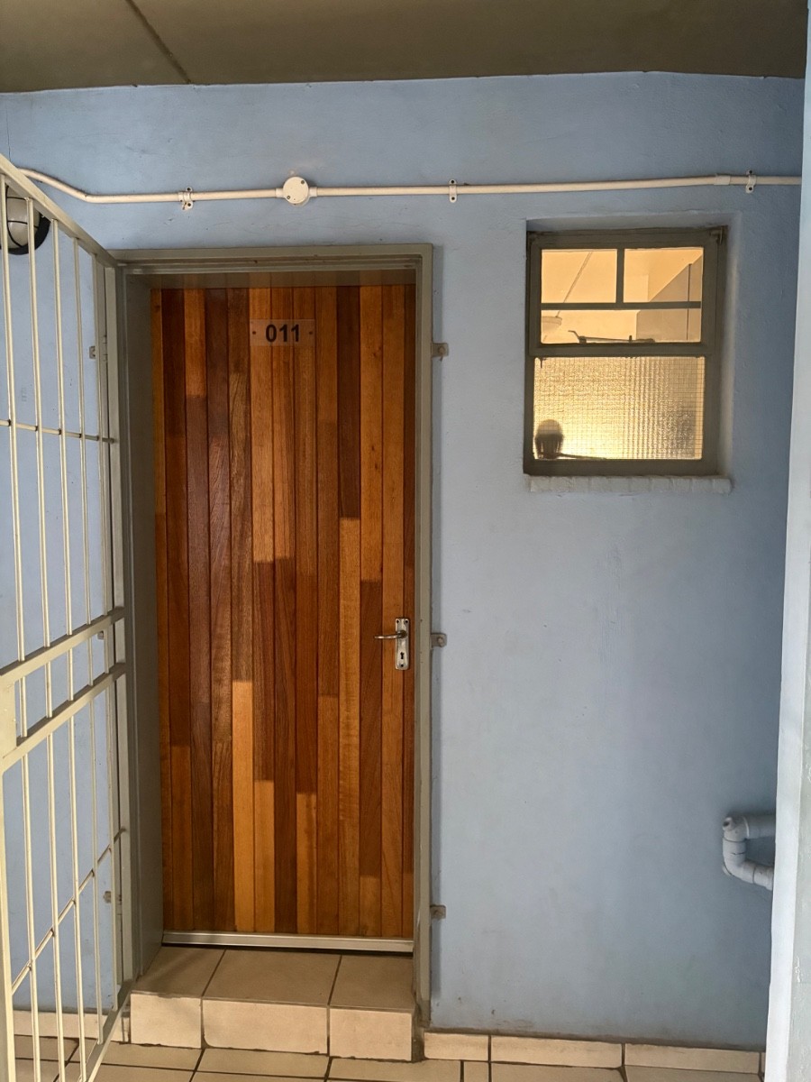 Apartment for sale in Fleurhof, Roodepoort, 11  (2nd floor), Rocky Ridge, 2049 Lily, Fleurhof, Roodepoort, Gauteng, 43 m²