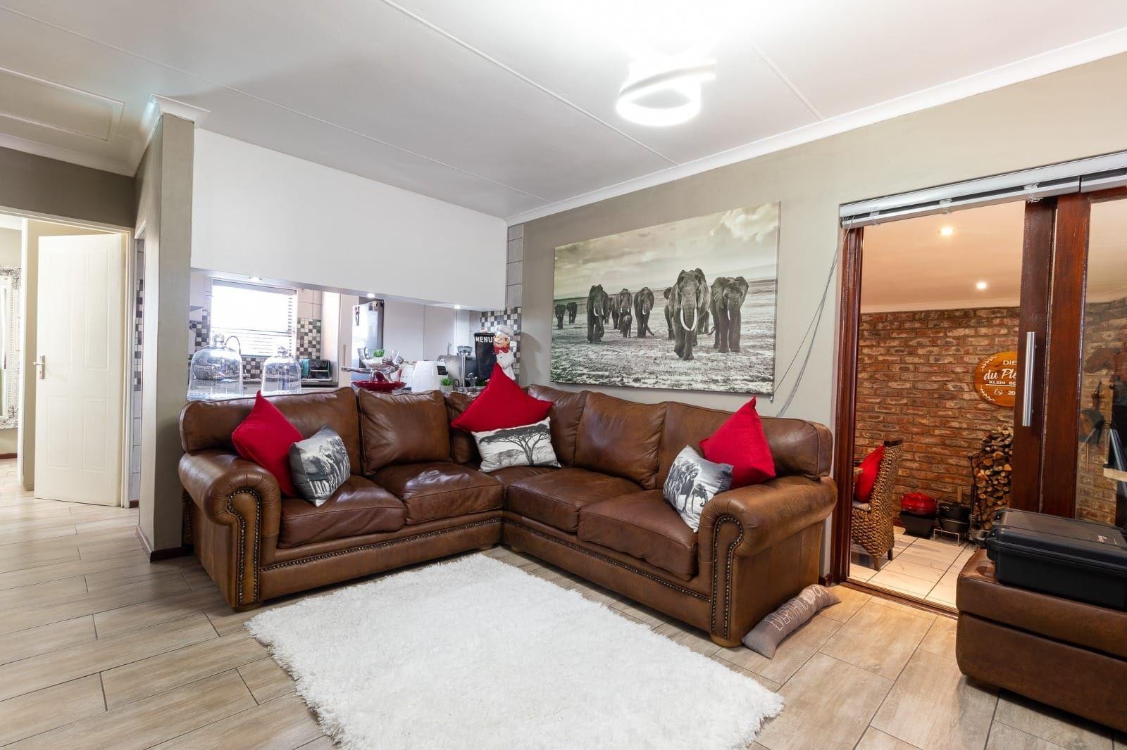House for sale in Strelitzia Park, Uitenhage, 336 m²