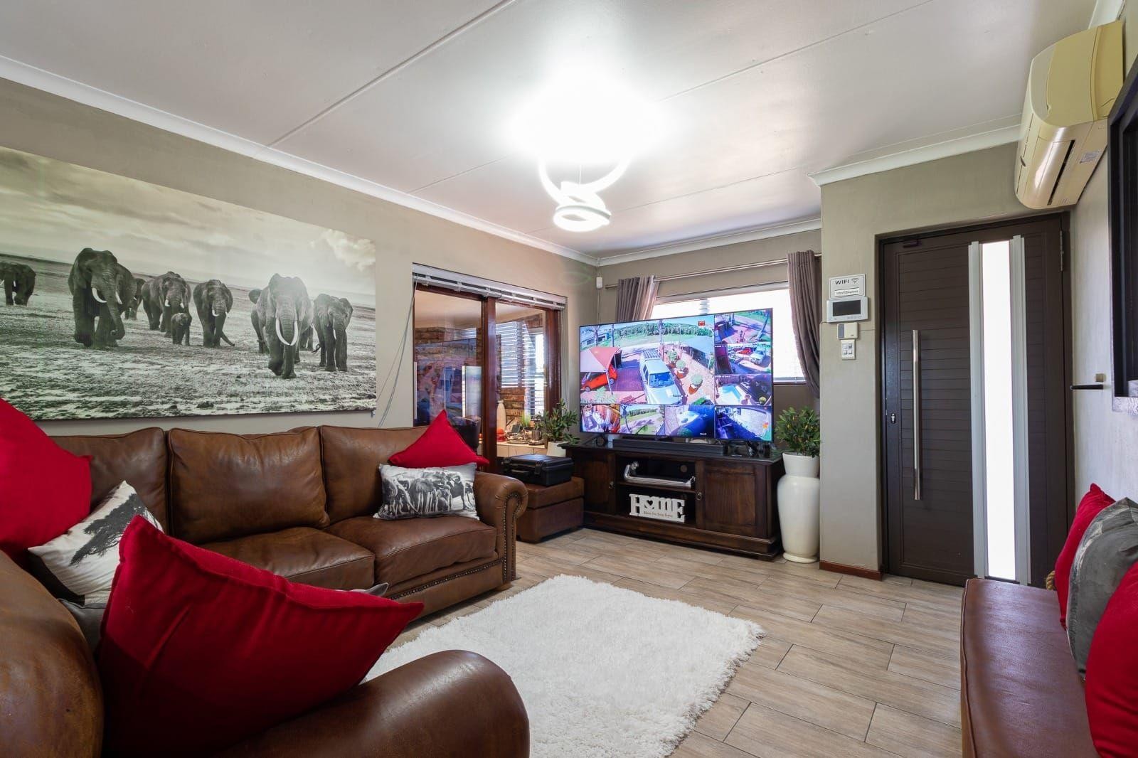 House for sale in Strelitzia Park, Uitenhage, 336 m²